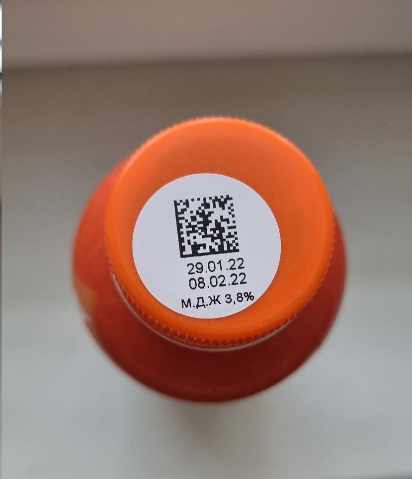круглые этикетки с печатью qr-code на крышки пэт бутылок с датой производства