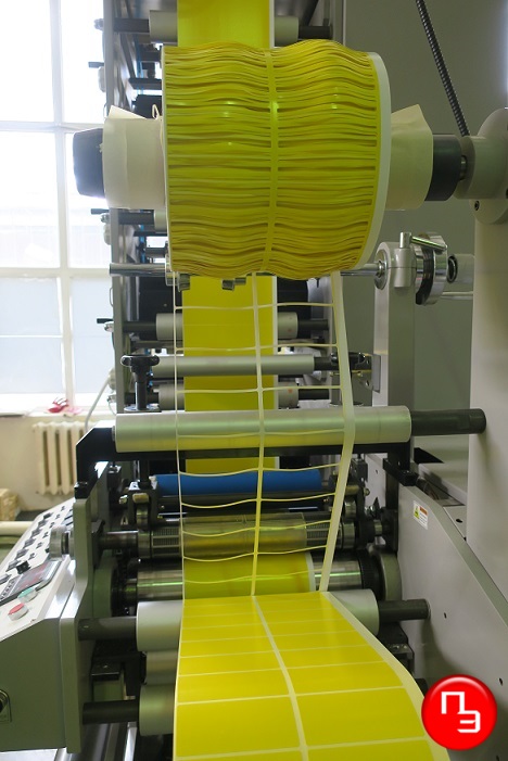 флексо печать этикетки в один желтый цвет заливка
